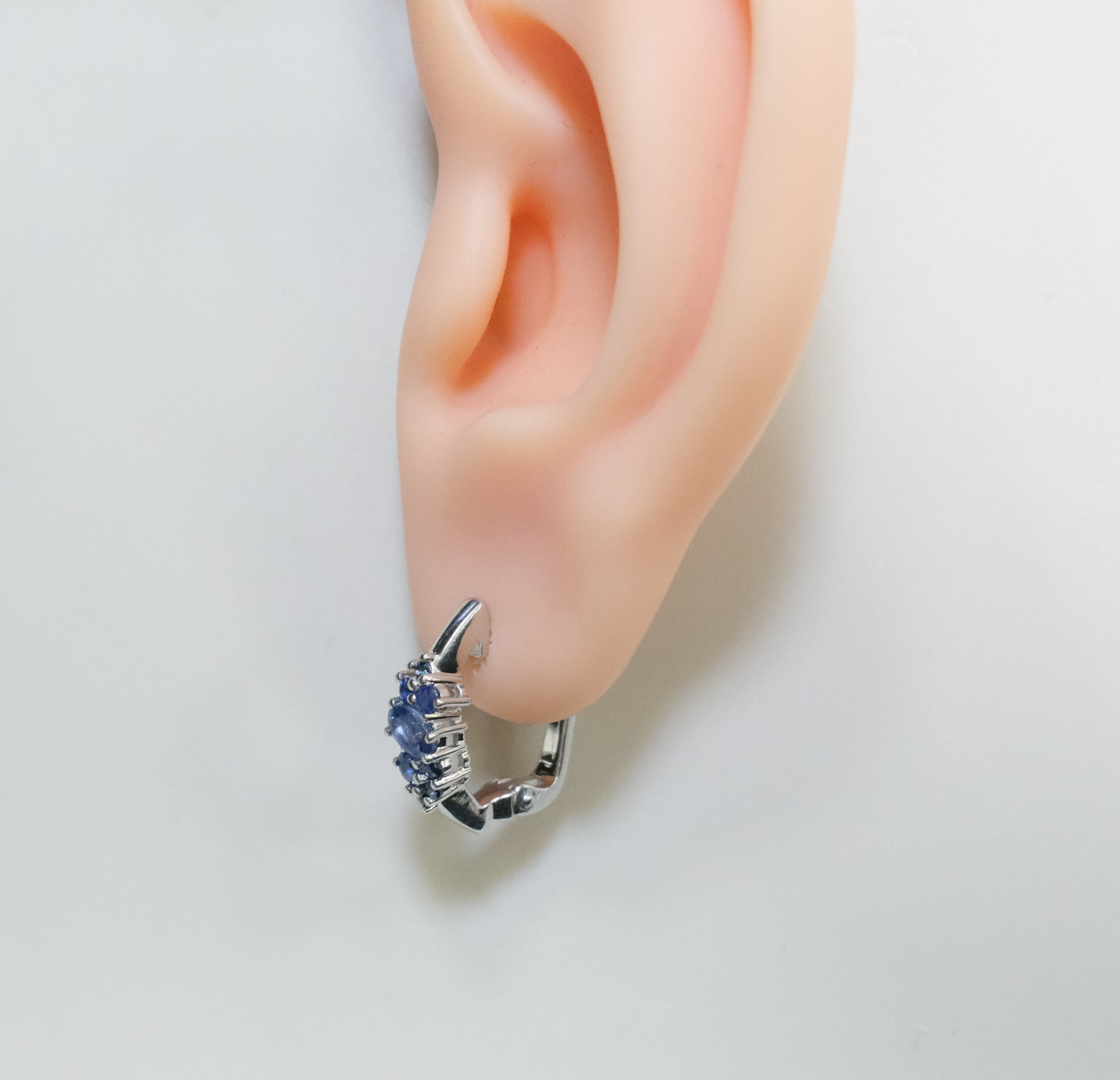Серебряные серьги с сапфирами